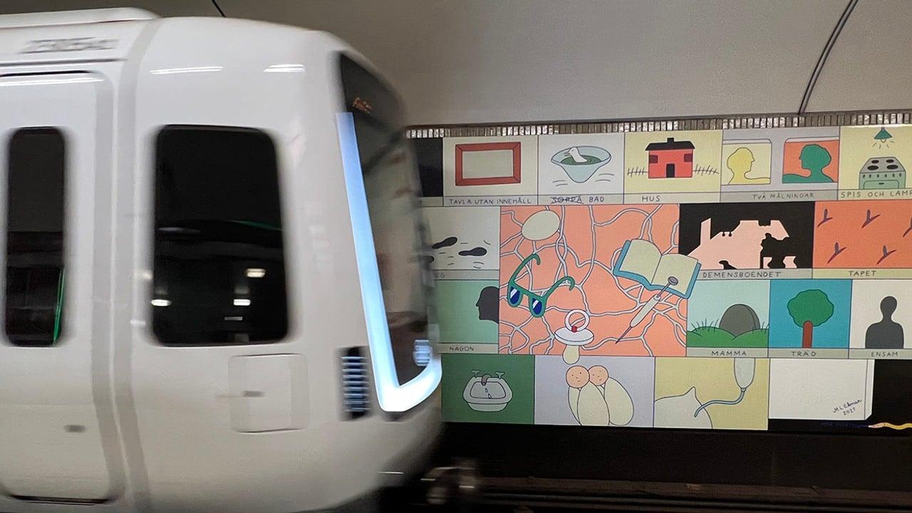 tåg i tunnelbanan framför konst