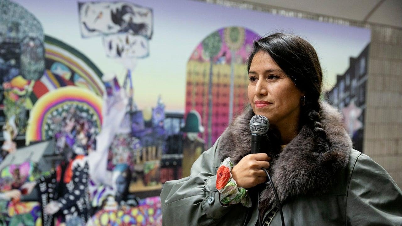 Valeria med mikrofon framför utställningen på Zinkensdamm