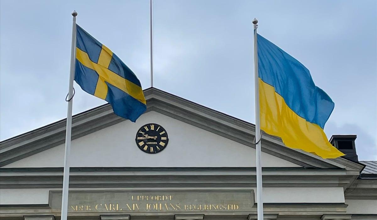 Landstinghuset med två flaggor, den ena svenska och ukrainska falggan