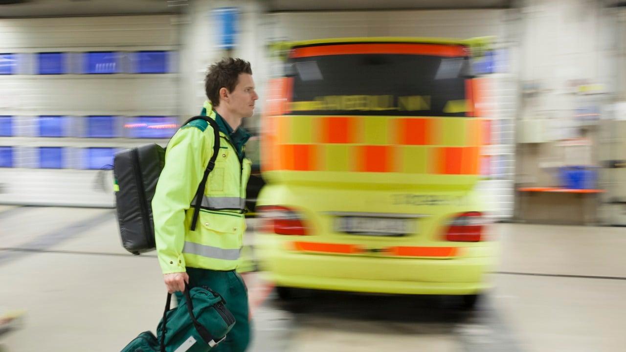 ambulanspersonal framför ambulans